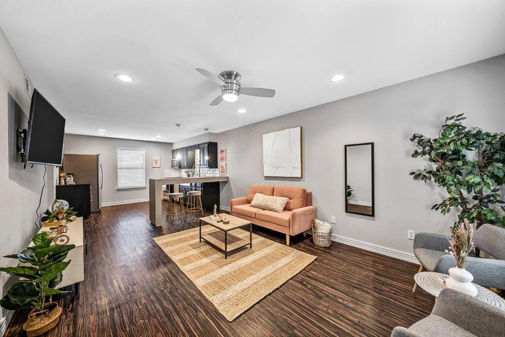 Luxe Condo In City Center Waco Esterno foto